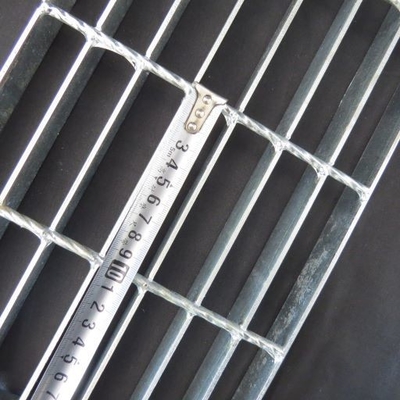 T1 blanc argenté - bandes de roulement d'escalier en acier de la grille T4 adaptées aux besoins du client
