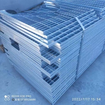 L'immersion chaude d'acier au carbone a galvanisé la grille en acier argentée blanche adaptée aux besoins du client en métal