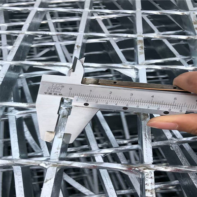 Le plancher de grille en métal de zinc de l'acier au carbone Q235, HDP a galvanisé la grille en acier résistante