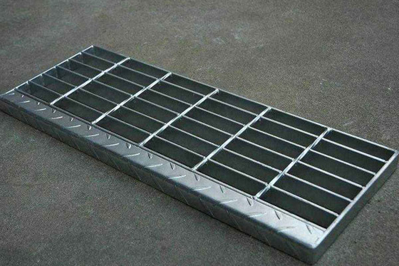 Le métal en acier galvanisé anticorrosion de bandes de roulement d'escalier de grille glissent non des bandes de roulement d'escalier