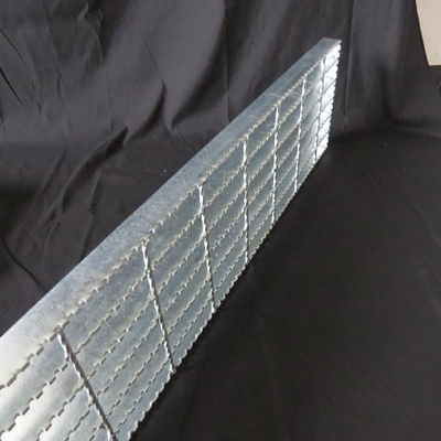 Glissez non le plat en acier d'étape d'échelle de bandes de roulement d'escalier de grille
