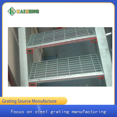 T4 Platenosing à carreaux a boulonné le lancement en acier des bandes de roulement d'escalier de grille en métal 60mm