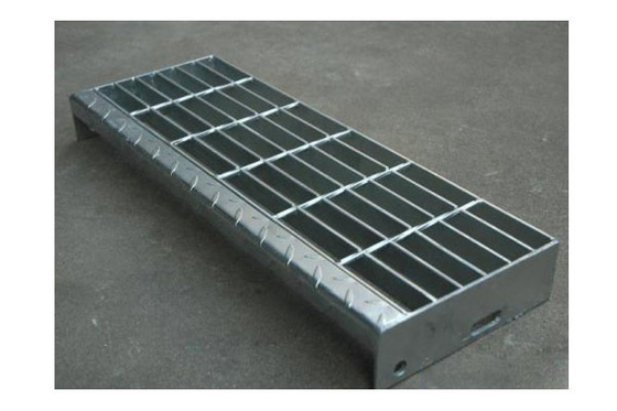 T4 Platenosing à carreaux a boulonné le lancement en acier des bandes de roulement d'escalier de grille en métal 60mm