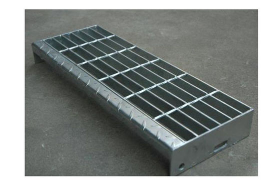 Bandes de roulement d'escalier en acier à carreaux de grille de T4 Platenosing soutenant des barres au lancement de 40mm