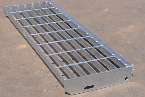 T4 Platenosing à carreaux a boulonné le lancement en acier des bandes de roulement d'escalier de grille en métal 60mm