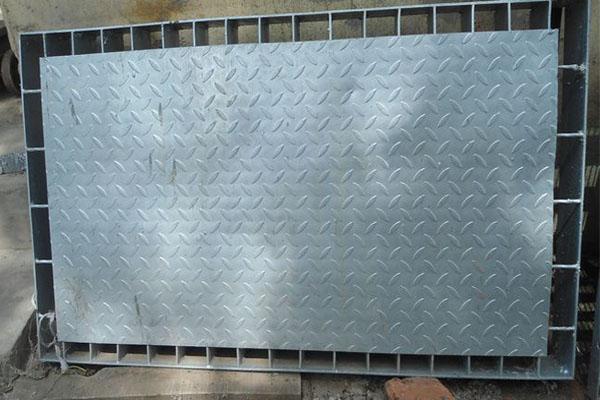 Grille en acier composée