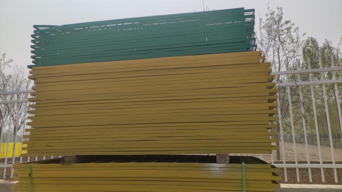 Construction de plat de grille imbibé en plastique dans le nid de l'oie