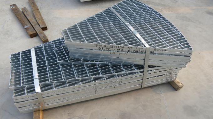 le plat en acier en forme spéciale de trellis est un genre de plat en acier irrégulier de trellis, forme d'en forme spéciale comme : fan, par un certain nombre de rond, d'angulaire, trapézoïdal après avoir coupé, s'ouvert, soudure, s'enveloppé de bord et d'autre processus pour répondre aux besoins des clients des produits en acier en forme spéciale de plat de trellis. la plaque d'acier en forme spéciale est généralement faite d'acier au carbone, immersion chaude a galvanisé la surface, peut jouer un rôle en empêchant l'oxydation. Elle peut également être faite d'acier inoxydable. Plat en acier de trellis avec la ventilation, éclairage, dissipation thermique, interprétation antidérapage et anti-déflagrante.